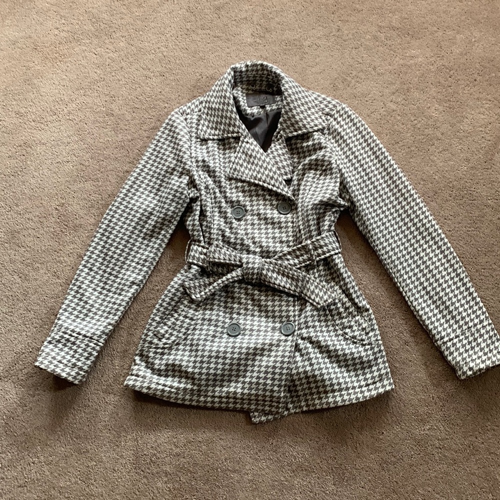 Casual spring belted jacket with pockets